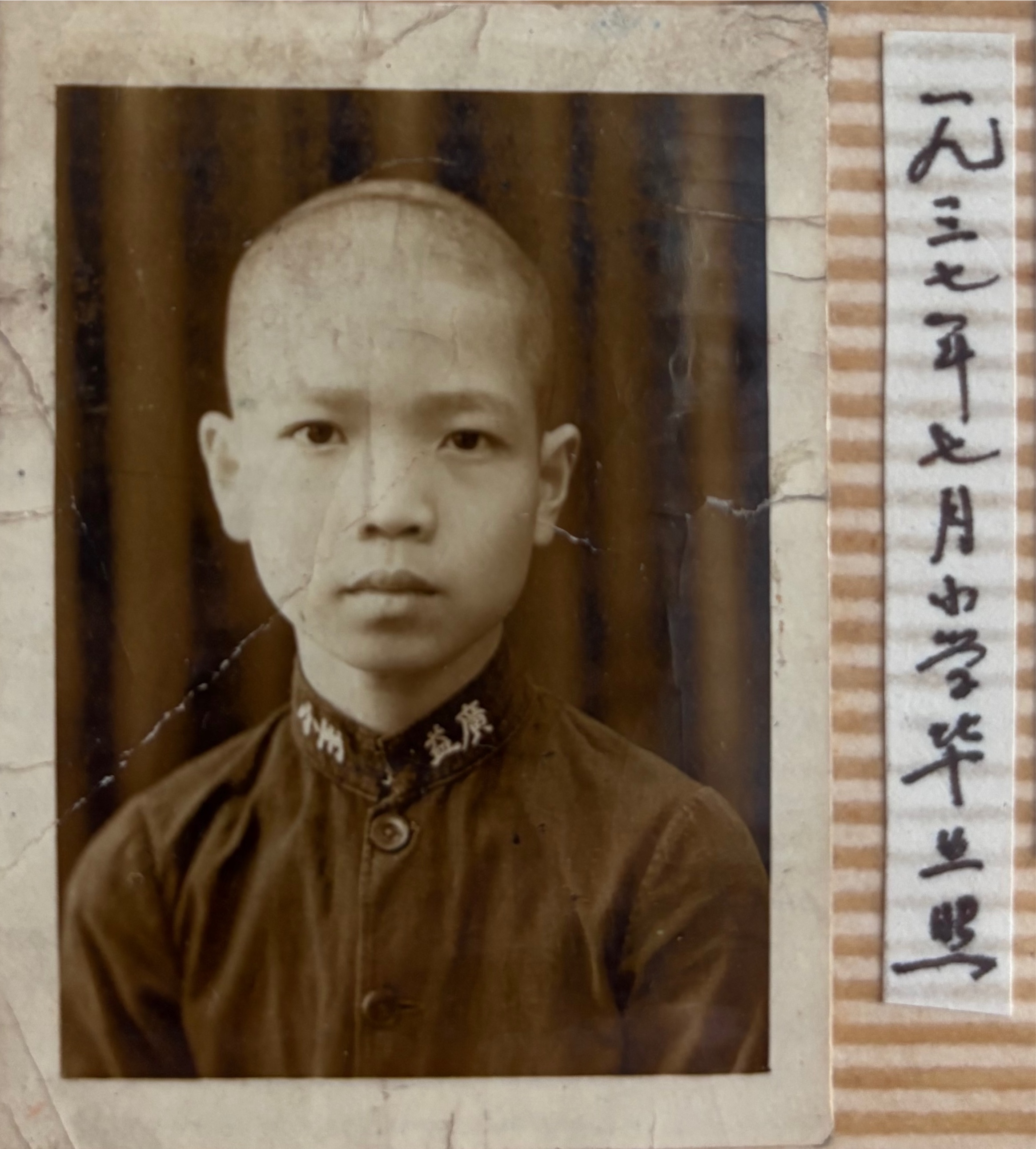 1937年7月，小学毕业。旁边留下的是相册原有题注。