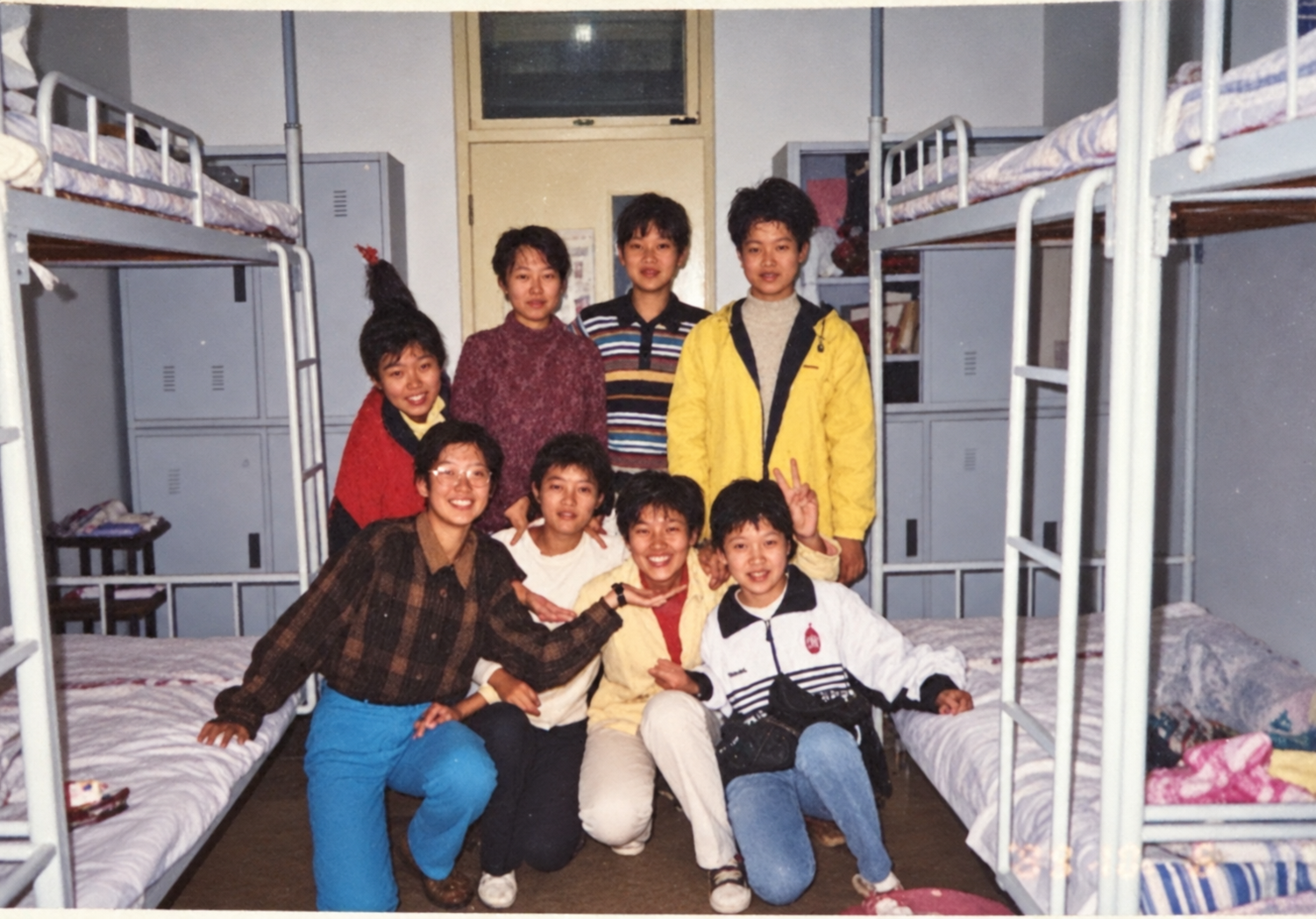 育才寝室中的同学，保留当时真实发型与床铺。