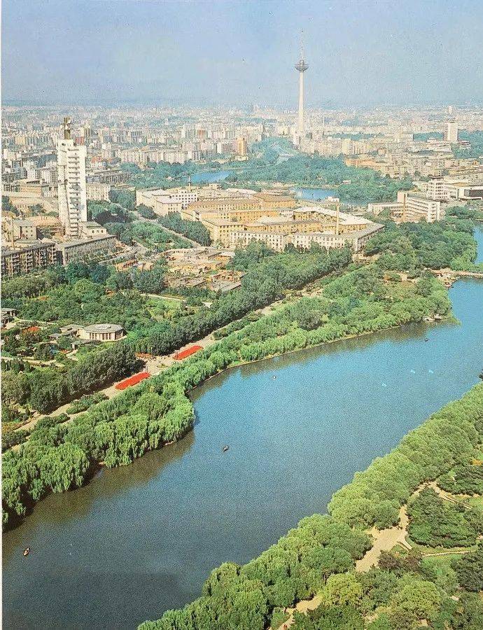 沈阳南湖旧航拍。转载页标注为1987年；原摄影者未署名。