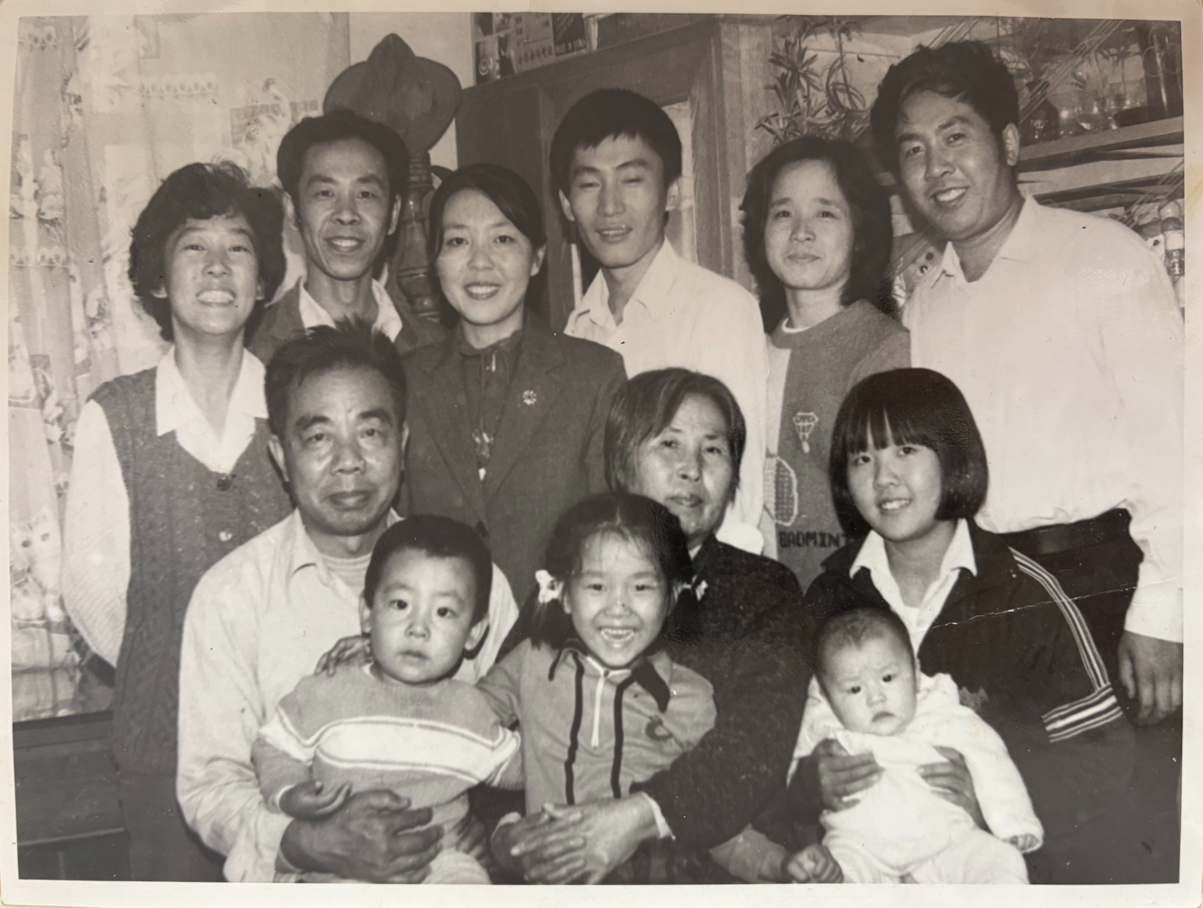 1990年春节，爷爷王秀平家全家福；娄景秀抱着王丹妮。