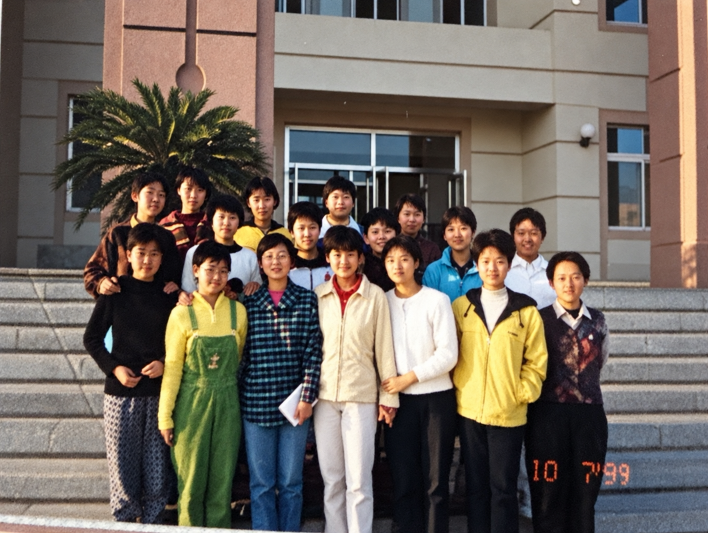 校园合照；相片保留1999年的日期戳。