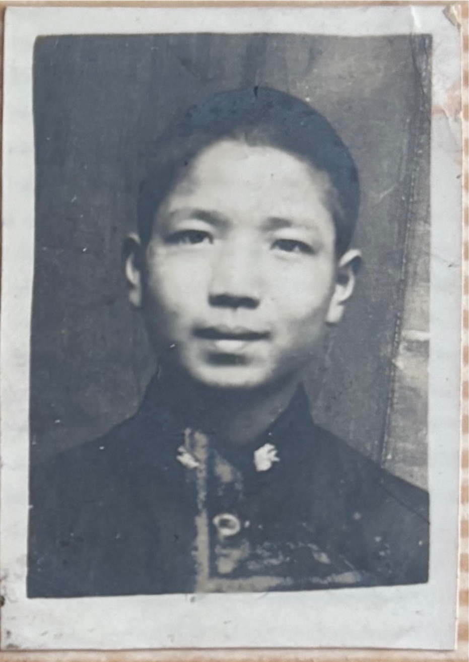 中学时代的向明。确切拍摄年未注明。