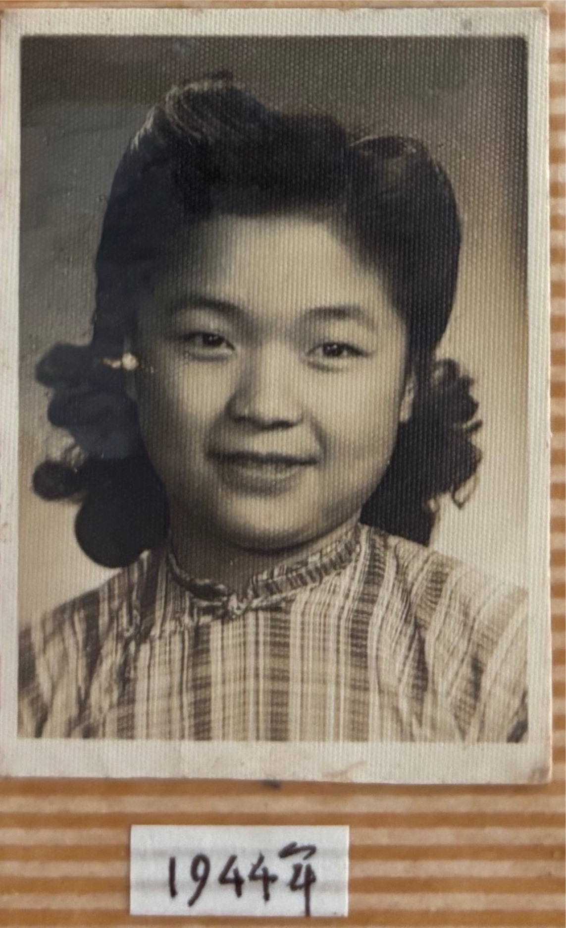 向青十六岁，1944年。相册题注。